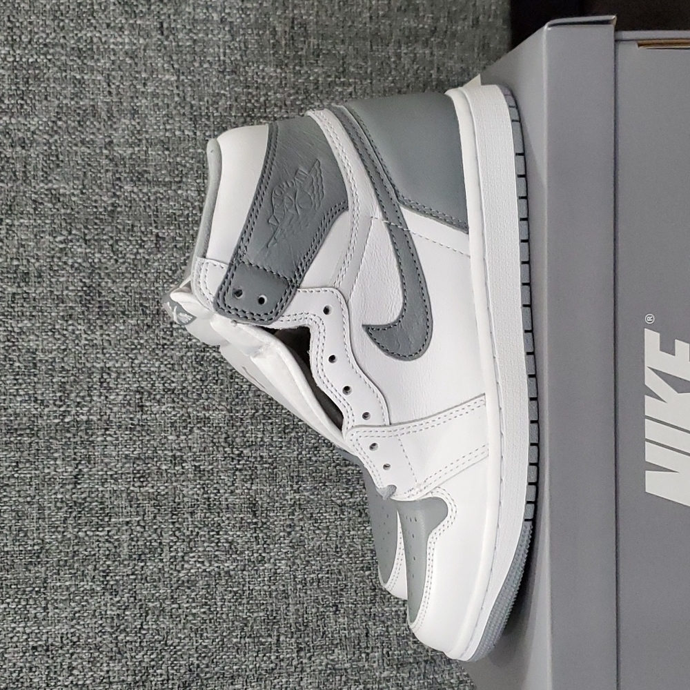 AIR JORDAN 1 RETRO HIGH OG M 7 W 8.5 SKU 555088 037